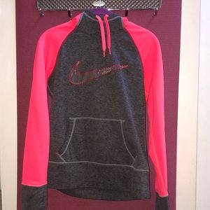 Nike Therma-fit hoodie with pockets.